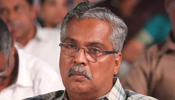 രാഹുൽ ഗാന്ധിയുടെ കടലിൽ ചാട്ടം രാഷ്ട്രീയ ആത്മഹത്യയുടെ സൂചന; കോൺഗ്രസിനെ പരിഹസിച്ച് സിപിഐ നേതാവ് ബിനോയ് വിശ്വം