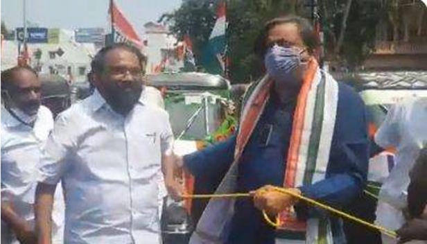 ഇന്ധന വില വർധനവിൽ പ്രതിഷേധിച്ച് ഓട്ടോറിക്ഷ കെട്ടിവലിച്ച് ശശി തരൂർ എംപി; കോൺഗ്രസ് നേതാവ് പ്രതിഷേധിക്കുന്ന വീഡിയോ കാണാം