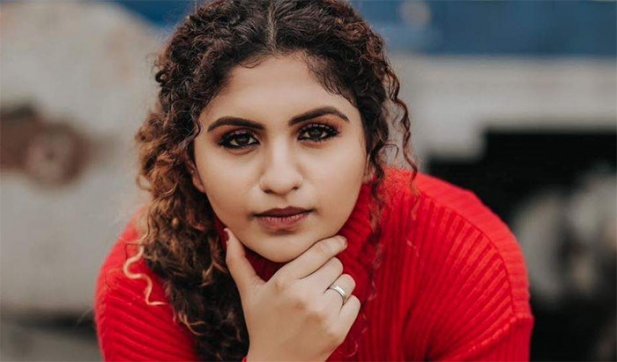 ഒമർ ലുലുവിന്റെ അഡാർ ലവിനെ നടി തട്ടമിടാത്തതും പ്രശ്നം! പേര് കൊണ്ട് മുസ്ലീമായതിൽ കാര്യമില്ല, വിഡിയോയ്ക്ക് താഴെ വിമർശകൻ; മറുപടിയുമായി നൂറിൻ