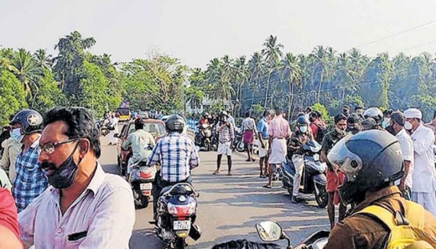 മൂന്നരയും ഒമ്പതു മാസവും പ്രായമുള്ള മക്കളുമായി അമ്മ പുഴയിലേക്ക് ചാടി; പിന്നാലെ പുഴയിലേക്ക് ചാടിയ നാട്ടുകാർ അമ്മയേയും മക്കളേയും രക്ഷപ്പെടുത്തി: മൂത്തകുട്ടിയുടെ നില ഗുരുതരം