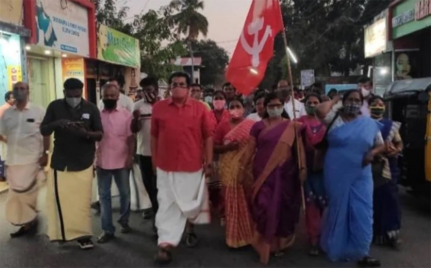 മലയാളികളുടെ സ്വന്തം ക്യാപ്റ്റനെതിരെ കള്ളക്കേസ്; പ്രതിഷേധത്തിൽ താനും പങ്കാളിയായി;   കൊല്ലം പോർട്ട് ലോക്കൽ കമ്മിറ്റിയുടെ പ്രതിഷേധത്തിൽ പങ്കെടുത്ത പടവും പങ്കുവെച്ച് പോസ്റ്റുമായി മുകേഷ്