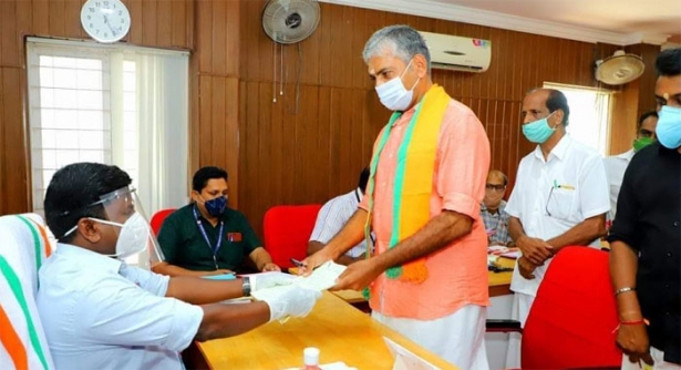 ഇരിങ്ങാലക്കുടയിലെ പ്രശ്നങ്ങൾക്ക് പരിഹാരമുണ്ടാക്കും; കോവിഡ് മാനദണ്ഡങ്ങൾ പാലിച്ചു നാമ നിർദേശപത്രിക സമർപ്പിച്ച് മുൻ ഡിജിപി ജേക്കബ് തോമസ്