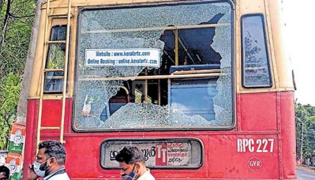 ബസ് നിർത്തിയില്ല; യാത്രക്കാരൻ കെഎസ്ആർടിസി ബസിന്റെ ചില്ലെറിഞ്ഞു പൊട്ടിച്ചു