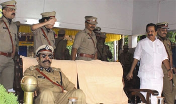പണികൊടുത്ത മന്ത്രിക്ക് തിരിച്ച് പണിത് ഋഷിരാജ് സിങ്; ആഭ്യന്തരമന്ത്രി സ്റ്റേജിൽ എത്തിയപ്പോൾ മൈൻഡ് ചെയ്യാതെ എഡിജിപി സീറ്റിലിരുന്നു; ചമ്മി ചിരിച്ച് അറിയാത്ത ഭാവം നടിച്ച് ചെന്നിത്തലയുടെ മടക്കം