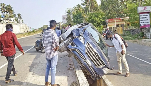 ബൈക്ക് നിർത്തി സംസാരിക്കുന്നതിനിടെ ദമ്പതികളെ അമിത വേഗത്തിലെത്തിയ കാറിടിച്ചു വീഴ്ത്തി; ഭാര്യ മരിച്ചു: ഭർത്താവ് ഗുരുതരാവസ്ഥയിൽ