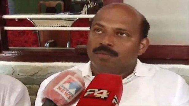 അമ്പലപ്പുഴയിൽ സ്ട്രോങ്ങ് റൂമിന് മുന്നിൽ കുത്തിയിരിപ്പ് സമരം നടത്തി യുഡിഎഫ് സ്ഥാനാർത്ഥി എം.ലിജു; ഇവി എം സൂക്ഷിച്ച സട്രോങ്ങ് റൂം അടച്ച് സീൽ ചെയ്യണമെന്ന് ആവശ്യം