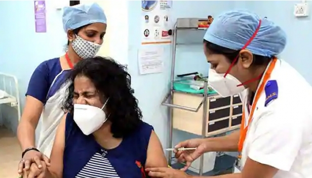 പൊതു സ്വകാര്യ മേഖലയിലെ ജോലിസ്ഥലങ്ങളിൽ ഇനി കോവിഡ് വാക്സിനേഷൻ; പദ്ധതി ഏപ്രിൽ 11 മുതൽ നടപ്പാക്കും; പ്രതിരോധ കുത്തിവയ്പ് വേഗത്തിലാക്കാൻ നീക്കങ്ങളുമായി കേന്ദ്രസർക്കാർ