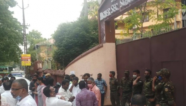അമ്പലപ്പുഴയിൽ യുഡിഎഫ് സ്ഥാനാർത്ഥി എം ലിജുവിന്റെ പ്രതിഷേധം ഫലം കണ്ടു; വോട്ടിങ് യന്ത്രങ്ങൾ സൂക്ഷിച്ച സ്ട്രോങ് റൂമിന് കൂടുതൽ സുരക്ഷ; വാതിലുകളും ജനാലകളും പട്ടിക അടിച്ച് വീണ്ടും സീൽ ചെയ്തു; പ്രതിഷേധം അവസാനിപ്പിച്ച് കോൺഗ്രസ്