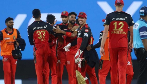 വിജയത്തിലേക്ക് കുതിച്ച ഹൈദരാബാദിനെ എറിഞ്ഞൊതുക്കി ഷഹബാസ് അഹമ്മദ്; പതിനേഴാം ഓവറിൽ വീഴ്ത്തിയത് മൂന്ന് നിർണായക വിക്കറ്റുകൾ; അവസാന ഓവറുകളിൽ മുംബൈയുടെ 'സമ്മർദ്ദ തന്ത്രം' പ്രയോഗിച്ച ബാംഗ്ലൂർ സീസണിലെ രണ്ടാം ജയം കുറിച്ചത് ആറ് റൺസിന്; വ്യാഴാഴ്ച ഡൽഹി രാജസ്ഥാൻ പോരാട്ടം