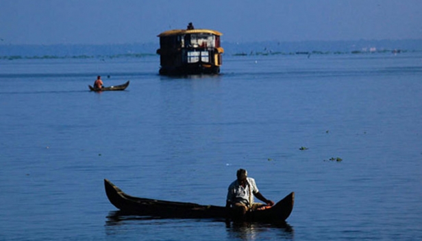 അഷ്ടമുടിക്കായലിൽ അസാധാരണമാം വിധം ജലനിരപ്പ് താഴുന്നു; ജങ്കാർ സർവീസ് നടത്താനാകാത്ത സ്ഥിതി