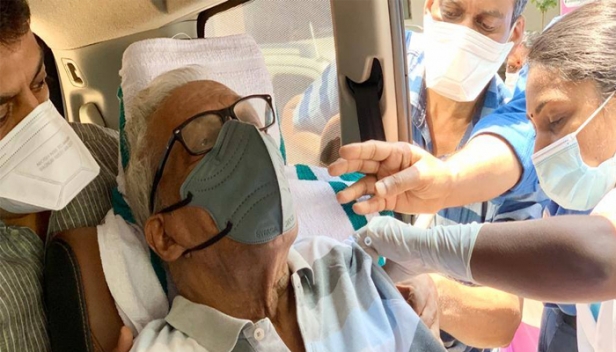 വി എസ് രണ്ടാം ഡോസ് വാക്സിൻ സ്വീകരിച്ചു; രണ്ടാം തരംഗത്തിൽ കരുതലും അച്ചടക്കവും അനിവാര്യമെന്ന് ഫേസ്ബുക്ക് കുറിപ്പ്