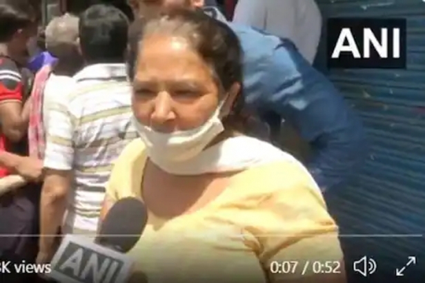 കുത്തിവെപ്പ് കൊണ്ടൊന്നും കാര്യമില്ല, മദ്യമാണ് യഥാർത്ഥ മരുന്ന്; 35 വർഷമായി താൻ മദ്യപിക്കാറുണ്ട്, ഇതുവരെ ഒരു മരുന്നിന്റേയും ആവശ്യം തനിക്ക് വന്നില്ല; മദ്യശാലയ്ക്ക് മുന്നിൽ വൈറലായി സ്ത്രീയുടെ വീഡിയോ