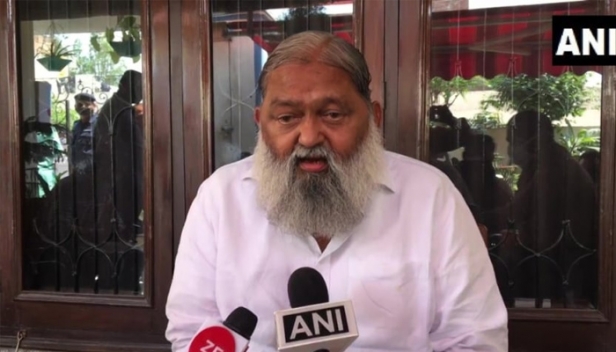 'ഡൽഹി സർക്കാർ ഓക്സിജൻ ടാങ്കർ കൊള്ളയടിച്ചു'; ആരോപണവുമായി ഹരിയാന ആരോഗ്യമന്ത്രി; എല്ലാ ടാങ്കറുകൾക്കും പൊലീസ് സുരക്ഷ നൽകാൻ ഉത്തരവ്; രാജ്യത്ത് ഓക്സിജൻ ക്ഷാമം രൂക്ഷമായതോടെ പുതിയ വിവാദം