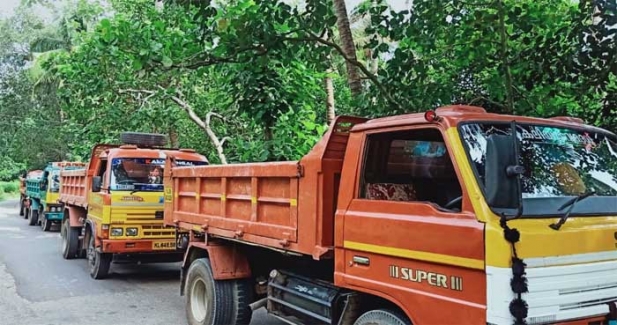 കുഞ്ഞാലിപ്പാറ സമര സമിതി പ്രവർത്തകനു ടിപ്പർ ഡ്രൈവറുടെ ക്രൂര മർദനം; പ്രതിഷേധിച്ച് സമര സമിതി പ്രവർത്തകർ