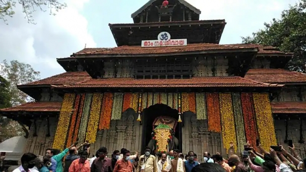 പൂരം വിളിച്ചുണർത്തി കണിമംഗലം ശാസ്താവ്; പൊലിമയിൽ ചരിത്രം രചിച്ച പൂരം ഇത്തവണ ചരിത്രം രചിക്കുക കരുതലിന്റെ മാതൃക തീർത്ത്; ഘടകപൂരങ്ങൾ എത്തുക ഒരാനപ്പുറത്ത് എഴുന്നള്ളിച്ച്; കർശന നിയന്ത്രണത്തിൽ തൃശ്ശൂർ പുരം ഇന്ന്