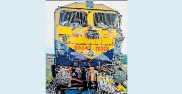 ട്രെയിൻ വാഹനങ്ങളിൽ ഇടിച്ച് 5 മരണം; ദാരുണ്യസംഭവം അരങ്ങേറിയത് യുപിയിലെ ഷാജഹാൻപൂരിൽ ലവൽ ക്രോസിൽ; വാഹനങ്ങളിലിടിച്ച ട്രെയ്ൻ പാളം തെറ്റി