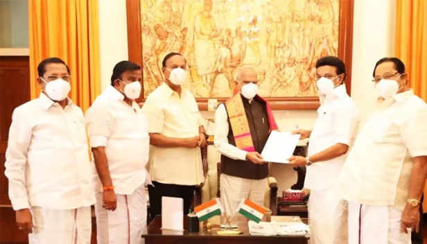 തമിഴ്നാട്ടിൽ സർക്കാർ രൂപീകരണത്തിനുള്ള നീക്കം വേഗത്തിലാക്കി ഡിഎംകെ; തമിഴ്നാട് ഗവർണർക്ക് കത്ത് നൽകി എം.കെ. സ്റ്റാലിൻ; പുതിയ മന്ത്രിസഭയുടെ സത്യപ്രതിജ്ഞ വെള്ളിയാഴ്ച നടത്താൻ തീരുമാനം