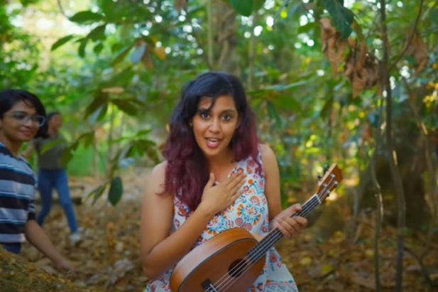 ആര്യ അവർക്കിഷ്ടമുള്ള രീതിയിൽ പാടട്ടെ; ആര്യയെ പിന്തുണയ്ക്കുന്ന കുറിപ്പ് വൈറലാകുന്നു; കലാകാരിയെ എയറിൽ കേറ്റുന്ന വിവരക്കേട് അവസാനിപ്പിക്കണമെന്നും വ്യക്തിപരമായുള്ള അധിക്ഷേപം പാടില്ലെന്നും പ്രതികരണം