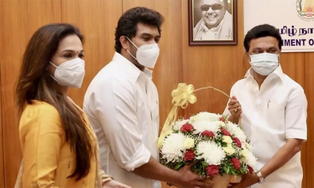 തമിഴ്നാട് മുഖ്യമന്ത്രിയുടെ ദുരിതാശ്വാസ നിധിയിലേക്ക് സംഭാവന നൽകി താരങ്ങൾ; സൗന്ദര്യ രജനീകാന്തും ഭർത്താവും നൽകിയത് ഒരു കോടി രൂപ