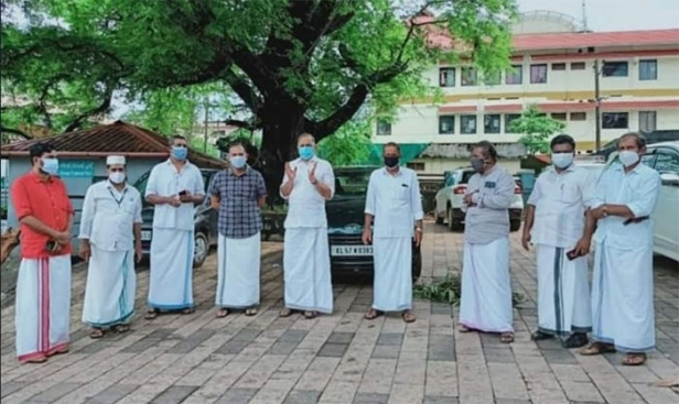 ലോക്ഡൗൺ മാനദണ്ഡങ്ങൾ ലംഘിച്ച് ആശുപത്രി വളപ്പിൽ മുസ്ലിം ലീഗിന്റെ പ്രതിഷേധ കൂട്ടായ്മ: മുൻ എംഎൽഎ വി എം ഉമ്മർ മാസ്റ്ററടക്കമുള്ള ഏട്ട് പേർക്കെതിരെ കേസെടുത്ത് പൊലീസ്