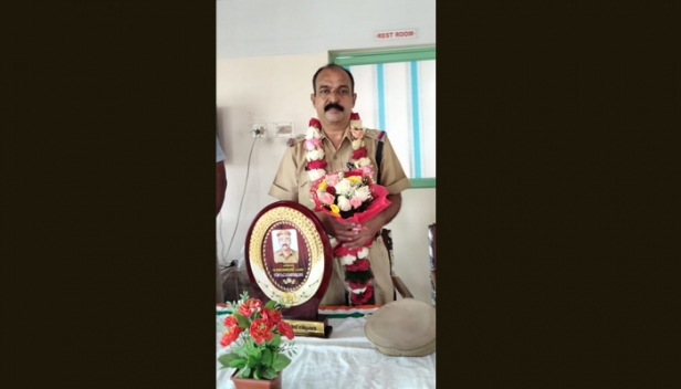 കോവിഡ് കാലത്ത് മരണമടഞ്ഞ റിട്ടയേഡ് പൊലീസുദ്യോഗസ്ഥന് ഗാർഡ് ഓഫ് ഓണറോടെ യാത്രാമൊഴി; ആലുവ ഗോത്തുരുത്തിൽ ജോബോയ്ക്ക് ഇത് സഹപ്രവർത്തകരുടെ വിശേഷാൽ ആദരം
