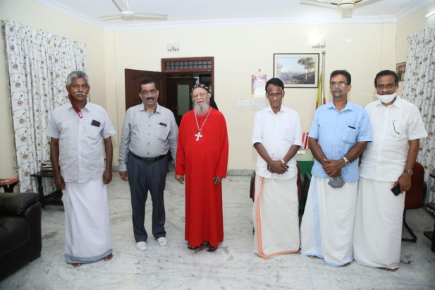 ഖത്തർ മലയാളി വ്യവസായി ജെബി കെ ജോണിനെ ശ്രേഷ്ഠ ബാവ തിരുമേനി അനുമോദിച്ചു