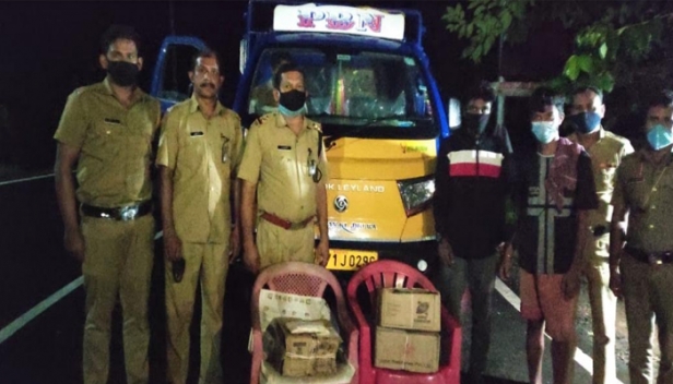 ജ്യൂസ് പാക്കറ്റുകളിൽ നിറച്ച് മദ്യം കടത്താൻ ശ്രമം; വഴിക്കടവ് ആനമറി ചെക്പോസ്റ്റിൽ രണ്ട് പേരെ പിടികൂടി
