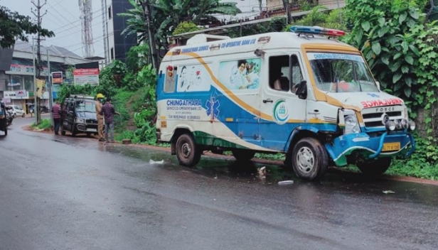 നിലമ്പൂരിൽ കോവിഡ് രോഗിയുമായ സഞ്ചരിച്ച ആംബുലൻസ് അപകടത്തിൽ പെട്ടു; രോഗിയടക്കം മൂന്ന് പേർക്ക് പരിക്ക്