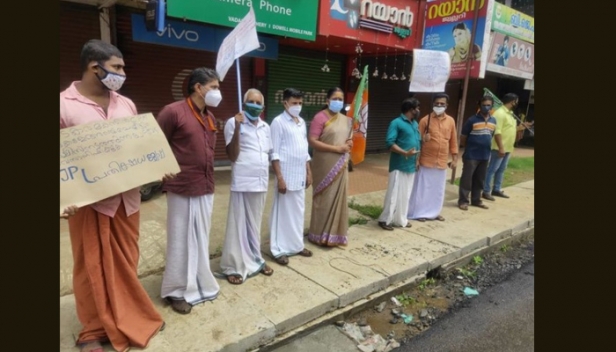 'ബിജെപിക്ക് വോട്ടേ കുറഞ്ഞിട്ടുള്ളൂ...പ്രവർത്തകരും മനോവീര്യവും കുറഞ്ഞിട്ടില്ല; അത് തകർക്കാൻ പിണറായിയുടെ ഈ ചെപ്പടി വിദ്യക്കൊന്നും സാധിക്കില്ല; ഇന്ദിരാ ഗാന്ധിയും ഇ.എം.എസ്സും വിചാരിച്ചിട്ട് നടന്നിട്ടില്ലെന്ന് പിണറായി വിജയൻ ഓർത്താൽ നന്ന്: മുന്നറിയിപ്പുമായി ശോഭ സുരേന്ദ്രൻ