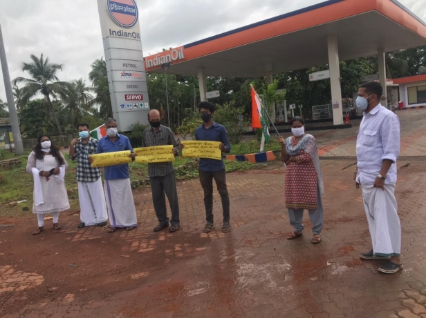 കേന്ദ്ര കേരള സർക്കാരുകൾ ജനങ്ങളെ ആത്മഹത്യയിലേക്ക് തള്ളിവിടുന്നു - പത്മരാജൻ ഐങ്ങോത്ത്