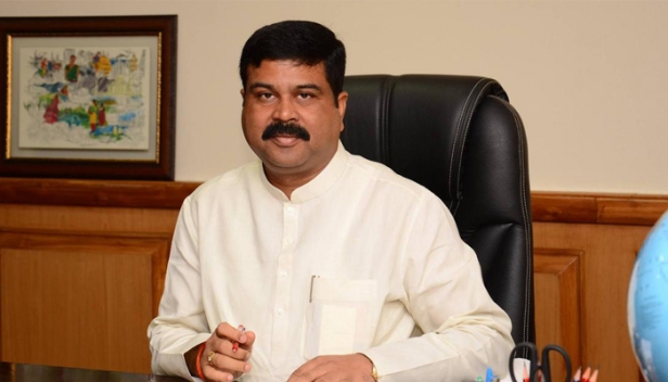 ഇന്ധന വിലവർദ്ധനയിലൂടെ കിട്ടുന്ന പണം സർക്കാരിന്റെ ക്ഷേമപദ്ധതികൾക്ക്; പരാതി പറയുന്ന കോൺഗ്രസ് അവർ ഭരിക്കുന്ന സംസ്ഥാനങ്ങളിലെ നികുതി കുറയ്ക്കുന്നില്ല; ന്യായീകരണവുമായി കേന്ദ്ര പെട്രോളിയം മന്ത്രി ധർമ്മേന്ദ്ര പ്രധാൻ