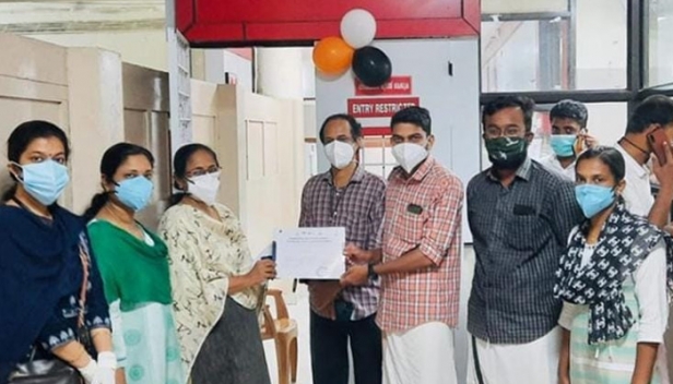 കോവിഡ് കാലത്ത് കോഴിക്കോട് ജില്ലയിൽ ഏറ്റവും കൂടുതൽ രക്തദാനം നടത്തിയ വിദ്യാർത്ഥി സംഘടന എസ് എഫ് ഐ; മെഡിക്കൽ കോളേജിൽ ഏറ്റവും കൂടുതൽ രക്തദാനം നടത്തിയതിനുള്ള പുരസ്കാരം ഡി വൈ എഫ് ഐക്കും