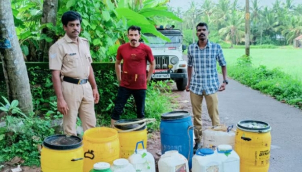 കോഴിക്കോട് മൊകവൂരിലെ എക്സൈസ് റെയ്ഡിൽ 540 ലിറ്റർ വാഷ് കണ്ടെടുത്ത് നശിപ്പിച്ചു; പ്രതികൾക്കായി അന്വേഷണം തുുടരുന്നു