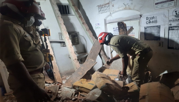 ശക്തമായ മഴയിൽ ഇ എസ് ഐ ഡിസ്പെൻസറിയുടെ മേൽക്കൂര ഇടിഞ്ഞു വീണു; രണ്ട് ജീവനക്കാർക്ക് പരിക്ക്; തകർന്നത് കോഴിക്കോട് ചക്കോരത്ത് കുളത്തെ കാലപ്പഴക്കമുള്ള കെട്ടിടം
