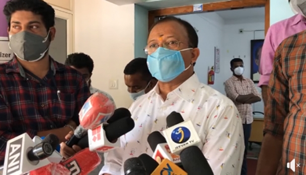 പിണറായിയും സുധാകരനും ഗൂണ്ടകളും ക്രിമിനലുകളുമാണെന്ന് കേരളത്തോട് ഏറ്റു പറഞ്ഞു; കണ്ടോത്ത് ഗോപിയുടെ വെളിപ്പെടുത്തലിൽ പിണറായിക്കെതിരെ വധശ്രമത്തിനു കേസെടുക്കാൻ സുധാകരൻ ആവശ്യപ്പെടുമോ? മരംമുറി അടക്കം വീഴ്ചകളിൽ നിന്ന് ശ്രദ്ധതിരിക്കാൻ ഇരുവരും പരസ്പരം പോർവിളിക്കുക ആണെന്നും വി.മുരളീധരൻ