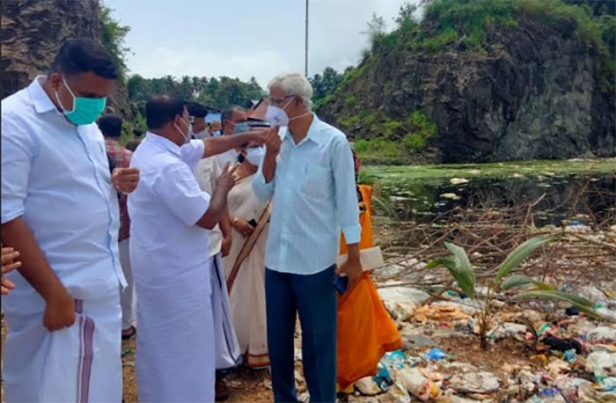 നെല്ലിക്കുഴിയിൽ സ്വകാര്യ വ്യക്തി പാറമടയിൽ ലോഡുകണക്കിന് മാലിന്യം തള്ളി; സ്ഥലം സന്ദർശിച്ചു ആർടിഒ