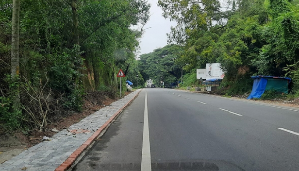 ദേശീയ പാത വികസന പ്രവർത്തനം പാതിവഴിയിൽ; കണിയാപുരം മുതൽ കൊല്ലം വരെ ആറുവരി പാത നിർമ്മാണം എങ്ങുമെത്തിയില്ല; റോഡിനു ഇരുവശവും ഇന്റർലോക്ക് ചെയ്തു നടപ്പാത നിർമ്മാണം അശാസ്ത്രീയമെന്ന ആരോപണവുമായി നാട്ടുകാർ