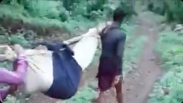 വനത്തിനുള്ളിലെ ഗ്രാമത്തിലേക്ക് ടാർ ചെയ്ത റോഡില്ല; ഗർഭിണിയെ ആശുപത്രിയിലെത്തിച്ചത് തുണികൊണ്ട് സ്ട്രെച്ചറുണ്ടാക്കി എട്ടുകിലോമീറ്റർ ചുമന്ന്; സംഭവം മധ്യപ്രദേശിൽ