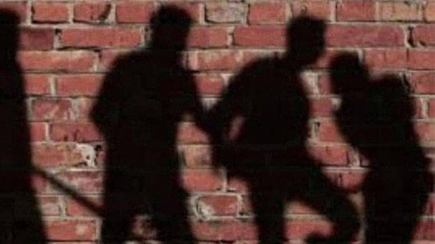 ദളിത് യുവാവിനെയും മകനെയും മർദ്ദിച്ചവശരാക്കിയശേഷം മൂത്രം കുടിപ്പിച്ചു; കൊടും ക്രൂരത രാജസ്ഥാനിൽ; 15 അംഗ സംഘത്തെതേടി പൊലീസ്