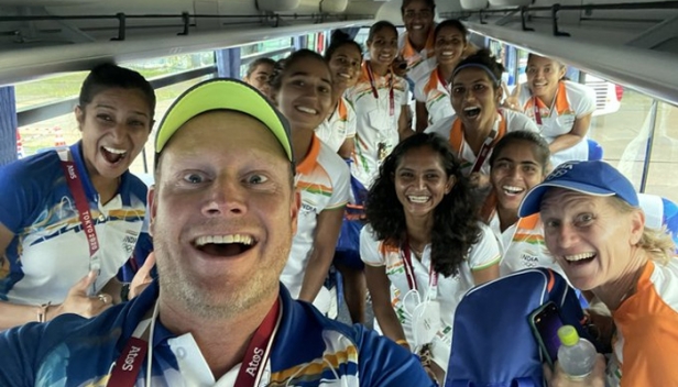 'പ്രിയപ്പെട്ടവരേ നിങ്ങൾ ക്ഷമിക്കണം; ഞാൻ വരാൻ ഇനിയും വൈകും'; ഇന്ത്യൻ ഹോക്കി വനിതാ ടീമിന്റെ സെമി പ്രവേശനത്തിന് പിന്നാലെ കുടുംബത്തോട് ടീം പരീശീലകൻ സ്ജോർ മാരിജ്നെ; കുറച്ചു വൈകിയാലും വേണ്ടില്ല; സ്വർണവുമായി വന്നാൽ മതിയെന്ന് ഷാരൂഖ് ഖാൻ
