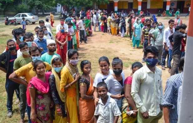 രാജ്യത്ത് അഞ്ചു കോടി ഡോസ് കോവിഡ് വാക്സിൻ വിതരണം ചെയ്യുന്ന ആദ്യ സംസ്ഥാനമായി ഉത്തർപ്രദേശ്; ഇന്ന് ഒറ്റ ദിവസം നൽകിയത് 25 ലക്ഷം വാക്സിൻ ഡോസ് ; മധ്യപ്രദേശിൽ 17 ലക്ഷം ഡോസുകൾ വിതരണം ചെയ്തതായിരുന്നു ഒരു ദിവസത്തെ റെക്കോർഡ്