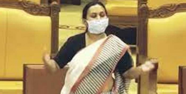 സംസ്ഥാനത്ത് ഉദ്യോഗസ്ഥ ദുഷ്പ്രഭുത്വം അരങ്ങേറുന്നു; കോവിഡ് നിബന്ധനകൾ: മന്ത്രി പറഞ്ഞതല്ല ഉത്തരവിലുള്ളതെന്ന് പ്രതിപക്ഷം; മാറ്റം വരുത്തില്ലെന്ന് മന്ത്രിയും; കോവിഡിൽ ആശയ കുഴപ്പം തുടരുന്നു