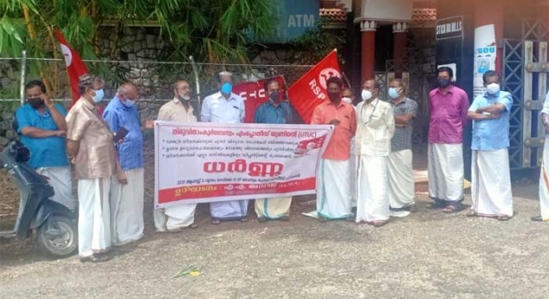 ക്ഷേത്ര ജീവനക്കാരുടെ പുനർവിന്യാസം നിർത്തിവയ്ക്കണമെന്ന് തിരുവിതാംകൂർ ദേവസ്വം എംപ്ലോയീസ് യൂണിയൻ; ഇത് ഭാരിച്ച സാമ്പത്തിക ബാധ്യത ഉണ്ടാക്കുമെന്ന് മുന്നറിയിപ്പ്