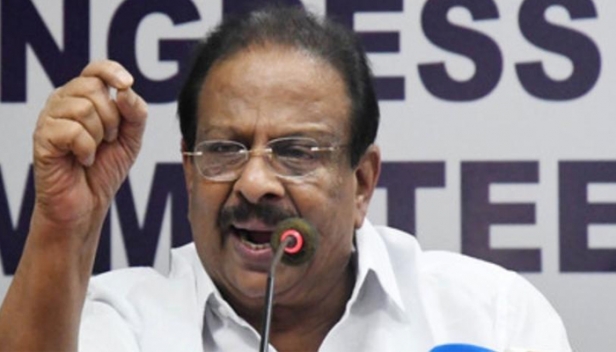 'അര കിലോ ഉണക്കമീൻ വാങ്ങാൻ പോകണമെങ്കിൽ ആർ ടി പി സി ആർ എടുക്കണമെന്ന് പറഞ്ഞാൽ നടക്കുമോ? മദ്യം വാങ്ങാൻ വാക്സിനേഷൻ സർട്ടിഫിക്കറ്റ് വേണ്ട; കടകളിൽ നിന്ന് സാധനം വാങ്ങാൻ ഒരു വാക്സിനെങ്കിലും എടുക്കണമെന്നത് പരിഹാസ്യമെന്ന് കെ.സുധാകരൻ