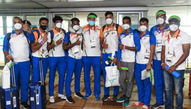 ഒളിമ്പിക്സിലേത് വീരോചിത പ്രകടനം; ഇന്ത്യയുടെ മെഡൽ ജേതാക്കൾ തിരിച്ചെത്തി; ശ്രദ്ധാകേന്ദ്രമായി നീരജ് ചോപ്ര; പുരുഷ-വനിതാ ഹോക്കി ടീമുകൾക്ക് അടക്കം അവേശകരമായ വരവേൽപ്പ്; താരങ്ങൾക്ക് കായിക മന്ത്രാലയത്തിന്റെ ആദരവ്