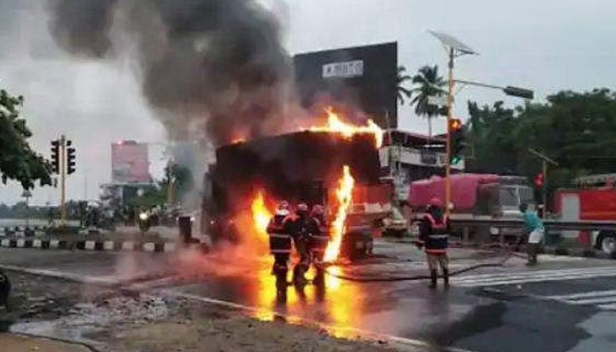 പാലക്കാട് ദേശീയ പാതയിൽ ഡീസൽ ടാങ്ക് പൊട്ടി ലോറിക്ക് തീ പിടിച്ചു; തീ പടരുന്നത് തടഞ്ഞതിനാൽ വലിയ അപകടം ഒഴിവായി