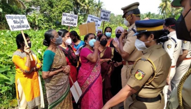 ജല പാതാ സർവ്വേ :കണ്ണൂർ കാപ്പാട് രണ്ടാം ദിവസവും വൻപ്രതിഷേധം; സർവേ തടഞ്ഞ സ്ത്രീകളെ പൊലിസ് അറസ്റ്റു ചെയ്തു നീക്കി