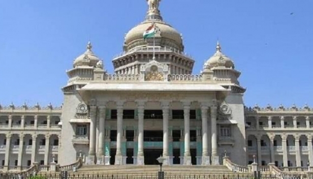 വിമർശനങ്ങൾക്ക് മൂക്കുകയറിടാൻ കർണാടക സർക്കാർ; സർക്കാർ ഉദ്യോഗസ്ഥർക്ക് മാധ്യമ വിലക്കേർപ്പെടുത്തി ഉത്തരവ്; മാധ്യമങ്ങളോട് ആവലാതികൾ പറഞ്ഞ് സർക്കാരിനെ കുഴപ്പത്തിലാക്കരുത്; സർക്കാർ പദ്ധതികൾ സ്വന്തം നേട്ടമായി പ്രചരിപ്പിക്കരുതെന്നും നിർദ്ദേശം