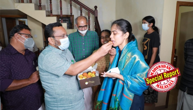 മീര നാടിന്റെ അഭിമാനം; കേരള കേഡറിൽ തന്നെ സിവിൽ സർവീസ് കിട്ടിയത് കൂടുതൽ സന്തോഷം; സിവിൽ സർവീസ് ആറാം റാങ്കുകാരിയെ വിട്ടിലെത്തി അഭിനന്ദിച്ച് മന്ത്രി കെ.രാജൻ