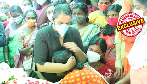 നിഥിനയുടെ അമ്മയുടെ കൈകൾ ചേർത്ത് പിടിച്ച് മണിക്കൂറുകളോളം ഒരേ നിൽപ്; ഒടുവിൽ മൃതദേഹം ചിതയിലേക്ക് എടുക്കുമ്പോൾ ബിന്ദുവിനെ താങ്ങി പിടിച്ച് മുറിക്കുള്ളിലേക്ക് കൊണ്ടുപോകുമ്പോഴും പിടുത്തം വിടാതെ കൈകൾ; കറുത്ത വസ്ത്രമിട്ട സ്ത്രീ ആരെന്ന് ആരും നേരിട്ട് ചോദിച്ചില്ല എങ്കിലും മറുനാടൻ അന്വേഷിച്ചപ്പോൾ അറിയാതെ പറഞ്ഞുപോയി ഇത് ദൈവത്തിന്റെ കയ്യൊപ്പ് ചാർത്തിയ ഡോക്ടർ